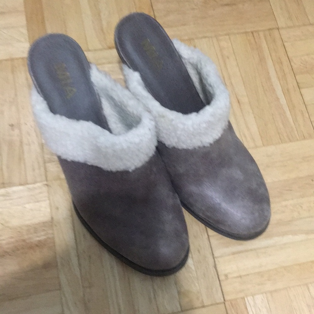 Comfy and stylish mules/slippers